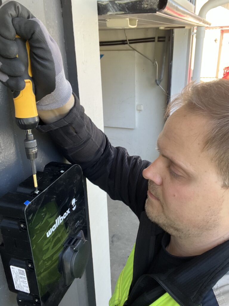 Jag installerar en elbilsladdare av märket Wallbox